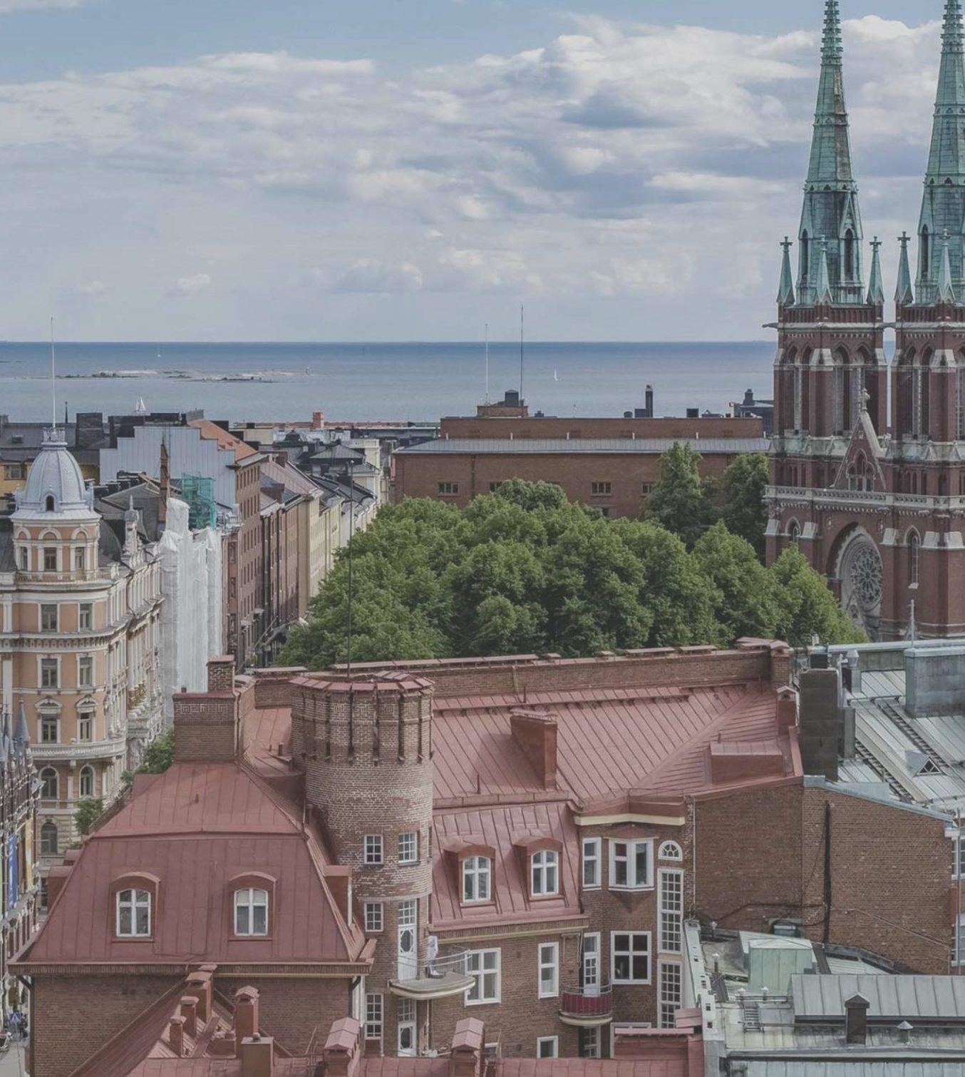 Näkymä Helsingin kattojen yli merelle